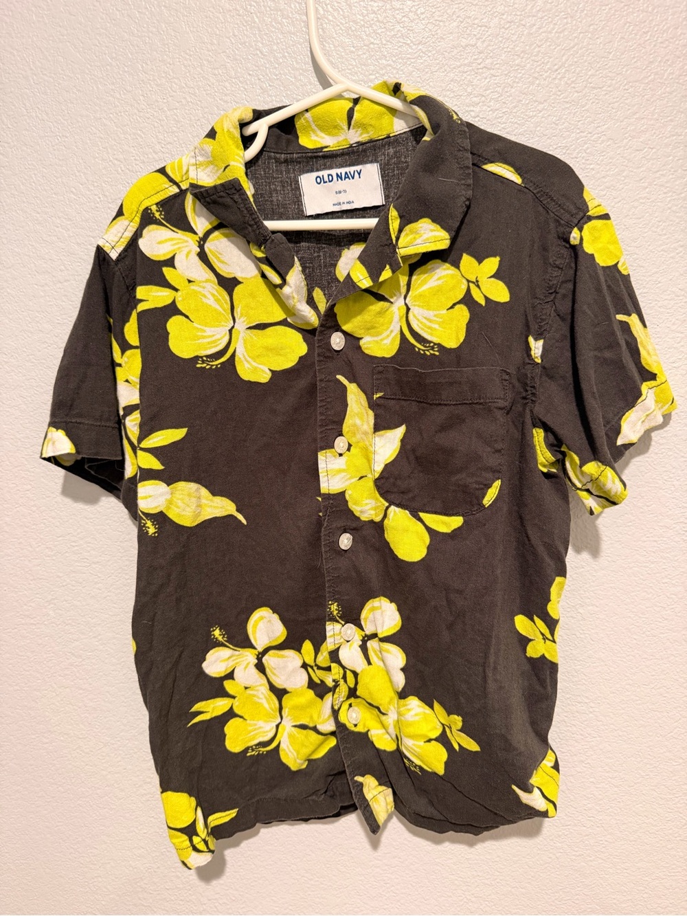 Old Navy Kids Gray Hawaiian Flower Button-Down Shirt and Swim Trunks  s 6//7